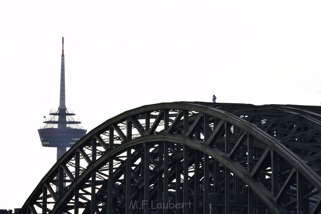 PSpringt kein Suizid Brueckenspringer Koeln Hohenzollernbruecke P117.JPG - Miklos Laubert